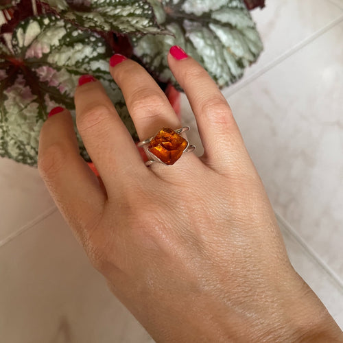 Anillo de Citrino bruto intenso